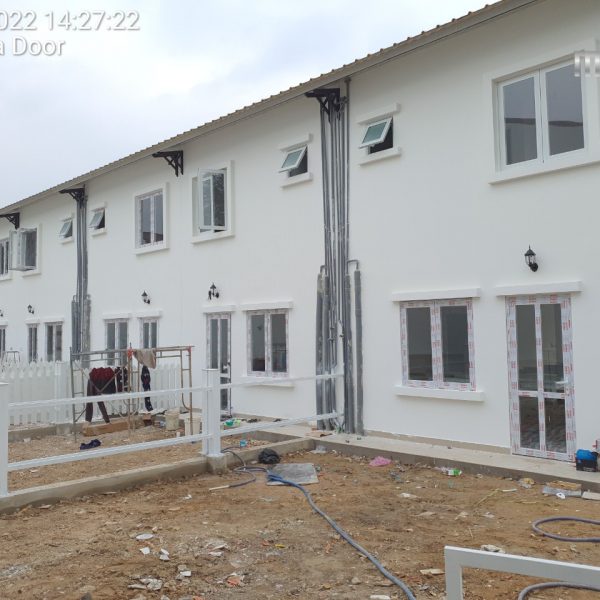 Thi công cửa nhôm kính Xingfa cho dãy nhà ở KDC Thăng Long Home Phước An, Đồng Nai