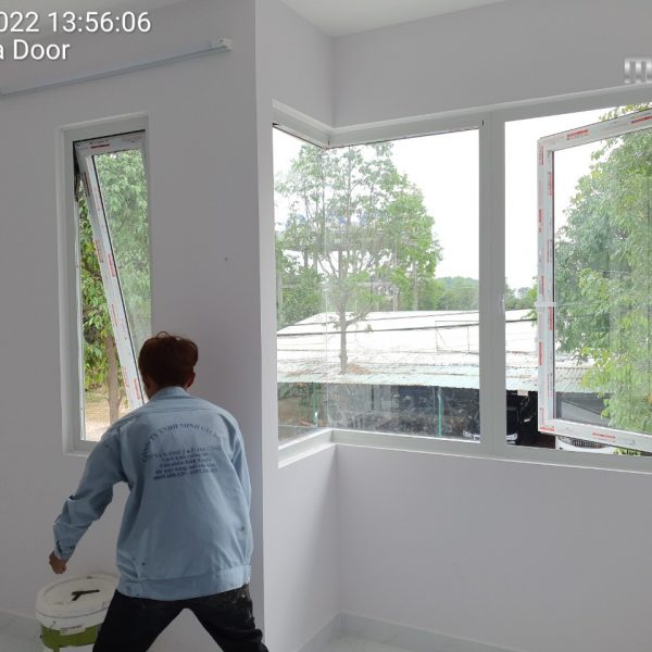Thợ Minh Gia Door lắp đặt cửa sổ cho dãy nhà ở KDC Thăng Long Home, Đồng Nai Thợ Minh Gia Door lắp đặt cửa sổ cho dãy nhà ở KDC Thăng Long Home, Đồng Nai