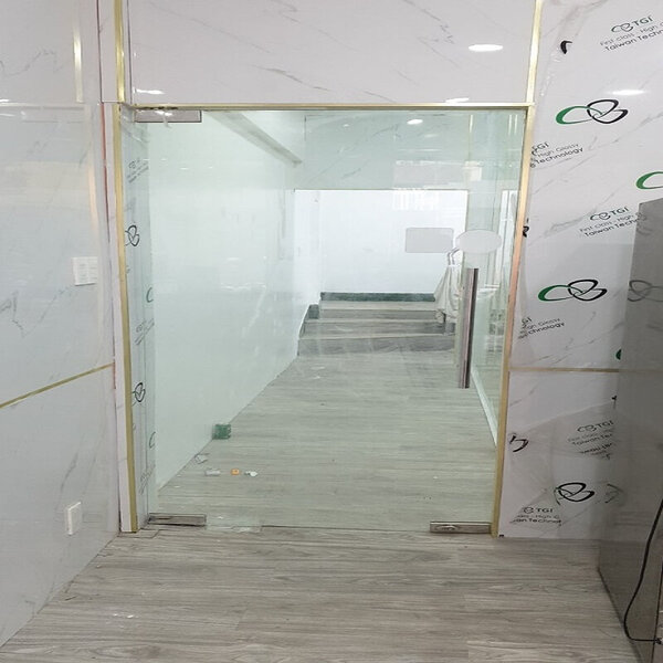 Cửa kính chịu lực 1 cánh thiết kế cho văn phòng