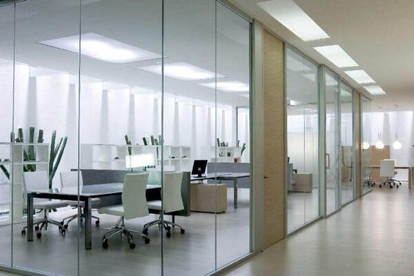 Mẫu vách kính thẳng cho văn phòng liền kề