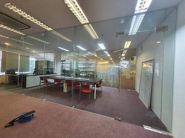 Văn phòng được ngăn cách bởi các vách kính