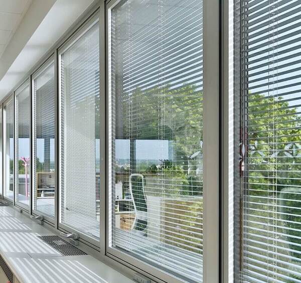 Cửa sổ nhôm kính cao cấp được thiết kế trong văn phòng