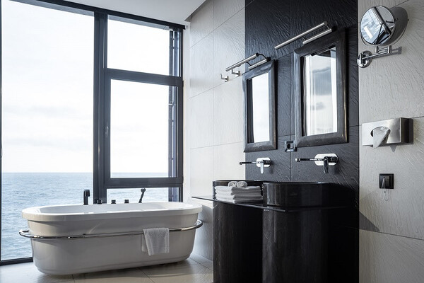 Cửa sổ mở quay được ứng dụng trong thiết kế phòng tắm