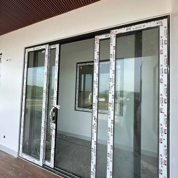 Thi công cửa nhôm 4 cánh Maxpro dạng trượt Thi công cửa nhôm 4 cánh Maxpro dạng trượt