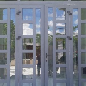 Mẫu cửa nhôm 2 cánh chia ô dạng mở quay