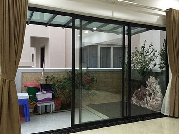 Cửa nhôm màu đen 3 cánh