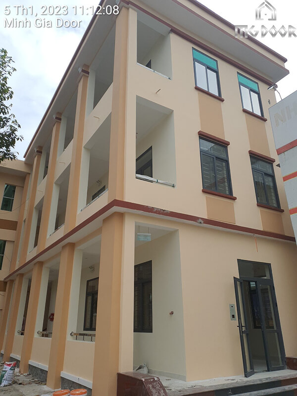 Minh Gia Door lắp đặt cửa nhôm Xingfa kính cường lực tại trụ sở Công an tỉnh Bến Tre