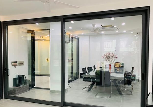 Mẫu cửa trượt nhôm Xingfa bản lớn cho văn phòng