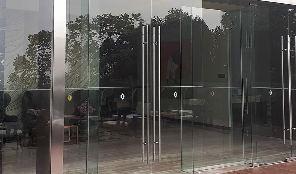 Cửa kính cường lực 2 cánh cao cấp cho showroom Cửa kính cường lực 2 cánh cao cấp cho showroom
