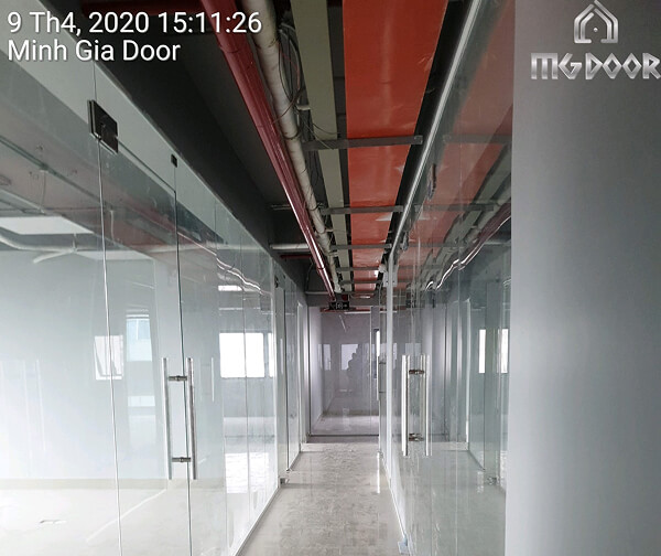 Dãy cửa kính cường lực chắc chắn, đảm bảo an toàn tuyệt đối Dãy cửa kính cường lực chắc chắn, đảm bảo an toàn tuyệt đối