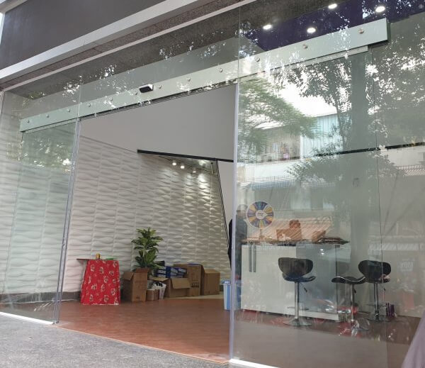 Mẫu cửa kính cường lực lùa tự động cho phòng khám Mẫu cửa kính cường lực lùa tự động cho phòng khám