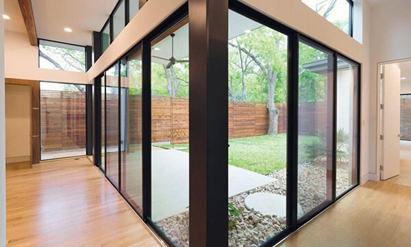 Dòng vách kính này giúp gia chủ dễ dàng bố trí ánh sáng tự nhiên, tiết kiệm năng lượng Dòng vách kính này giúp gia chủ dễ dàng bố trí ánh sáng tự nhiên, tiết kiệm năng lượng