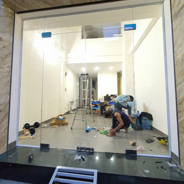 Minh Gia Door lắp đặt cửa kính cường lực 2 cánh cho nhà phố Minh Gia Door lắp đặt cửa kính cường lực 2 cánh cho nhà phố