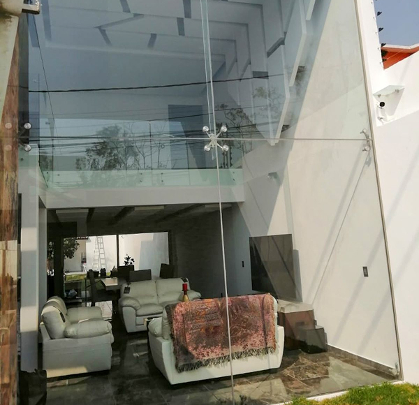 Vách kính cường lực ngoài trời giúp nhà ở ngăn với sân vườn, đón ánh sáng tự nhiên
