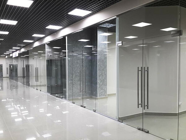 Cửa kính cường lực 2 cánh giúp phân chia không gian làm việc linh hoạt, tinh tế Cửa kính cường lực 2 cánh giúp phân chia không gian làm việc linh hoạt, tinh tế
