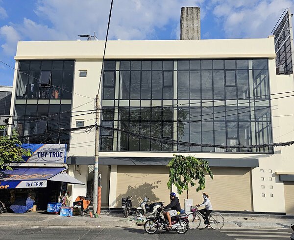 Công trình lắp đặt kính cường lực khung nhôm Xingfa cho tòa nhà quận Tân Bình Công trình lắp đặt kính cường lực khung nhôm Xingfa cho tòa nhà quận Tân Bình