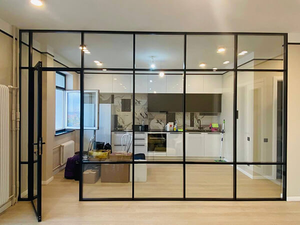 Vách kính khung nhôm dễ vệ sinh, chống bám bụi và ẩm mốc cho khu vực nhà bếp Vách kính khung nhôm dễ vệ sinh, chống bám bụi và ẩm mốc cho khu vực nhà bếp