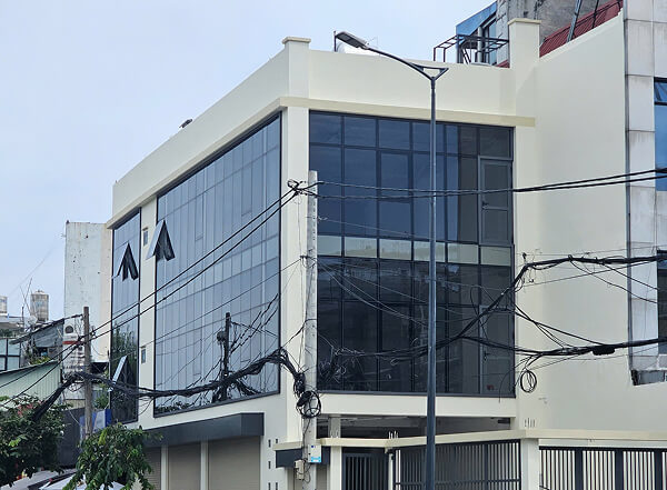 Vách kính cường lực được ưa chuộng cho những tòa nhà mặt phố Vách kính cường lực được ưa chuộng cho những tòa nhà mặt phố