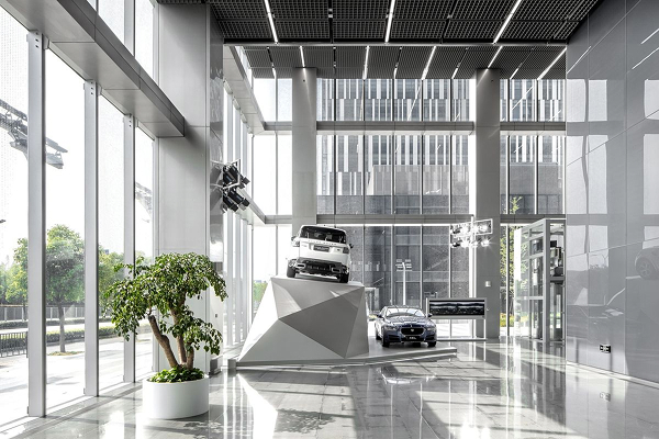 Vách kính cường lực thường được thấy ở các showroom, trưng bày xe