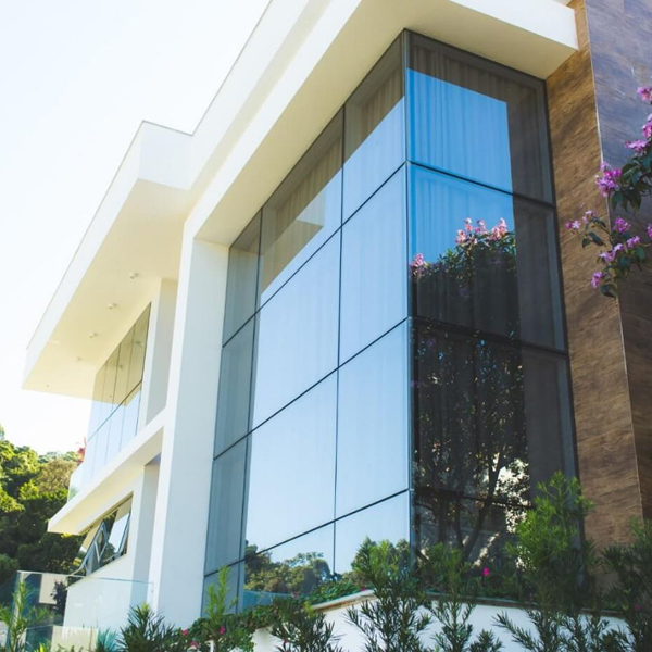 Nhiều gia chủ ngày càng yêu thích và chọn vách kính cường lực cho nhà mình