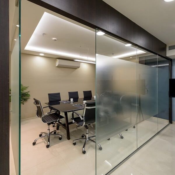 Với cửa kính cường lực, các bản lề cần được lắp chính xác