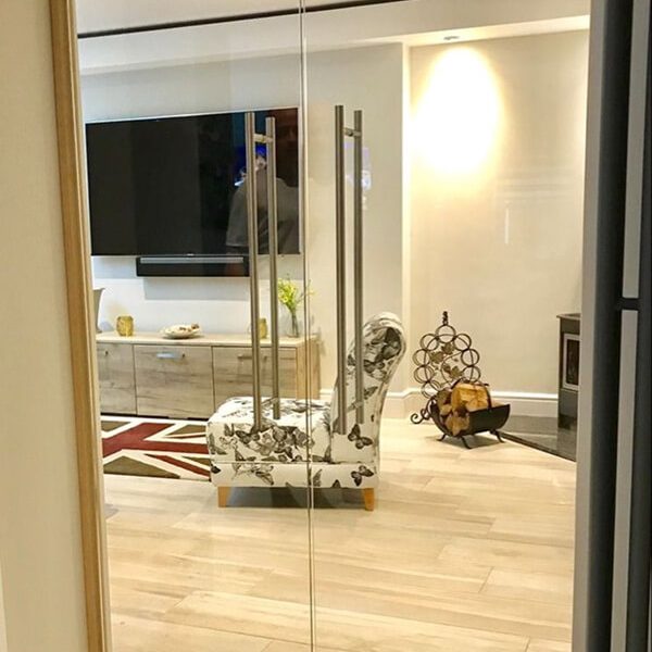 Mẫu cửa kính cường lực 2 chiều tay nắm dài