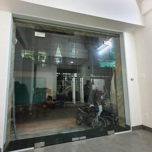 Cửa kính cường lực bản lề sàn mở 2 chiều