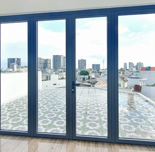 Cận cảnh cửa kính cường lực 4 cánh khung nhôm mà gia chủ lựa chọn