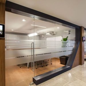 Cửa kính cường lực mở 2 chiều giá rẻ, thi công nhanh chóng