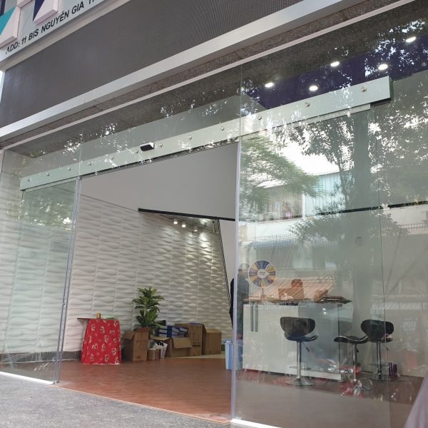 Cửa kính cường lực tự động được lắp đặt bởi Minh Gia Door