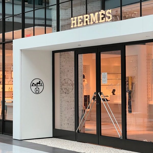Cửa kính sang trọng, điểm nhấn nổi bật cho shop thời trang cao cấp