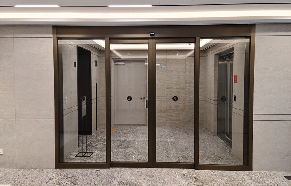 Cửa kính trong suốt tự động thường được thấy khi ngăn cách sảnh và khu thang máy Cửa kính trong suốt tự động thường được thấy khi ngăn cách sảnh và khu thang máy