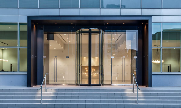 Cửa kính tự động dạng xoay cho trung tâm hội nghị Cửa kính tự động dạng xoay cho trung tâm hội nghị