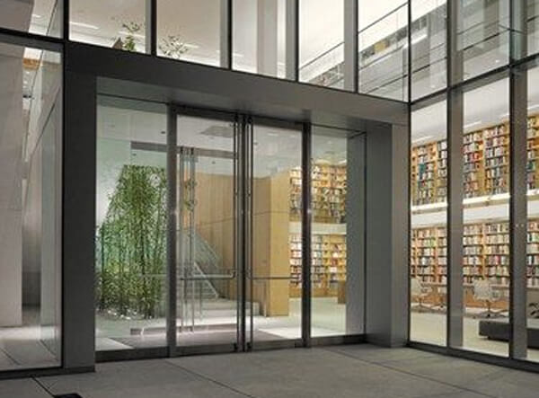 Cửa kính trượt tự động êm ái, giữ không gian thư viện yên tĩnh Cửa kính trượt tự động êm ái, giữ không gian thư viện yên tĩnh