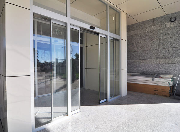 Cửa kính tự động 2 cánh được ứng dụng cho văn phòng & tòa nhà thương mại Cửa kính tự động 2 cánh được ứng dụng cho văn phòng & tòa nhà thương mại