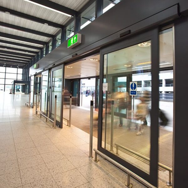 Cửa kính tự đóng mở kết hợp khung nhôm màu đen mờ Cửa kính tự đóng mở kết hợp khung nhôm màu đen mờ