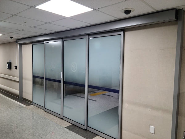 Loại cửa này còn được lắp đặt kết hợp hệ thống kiểm soát ra vào Loại cửa này còn được lắp đặt kết hợp hệ thống kiểm soát ra vào