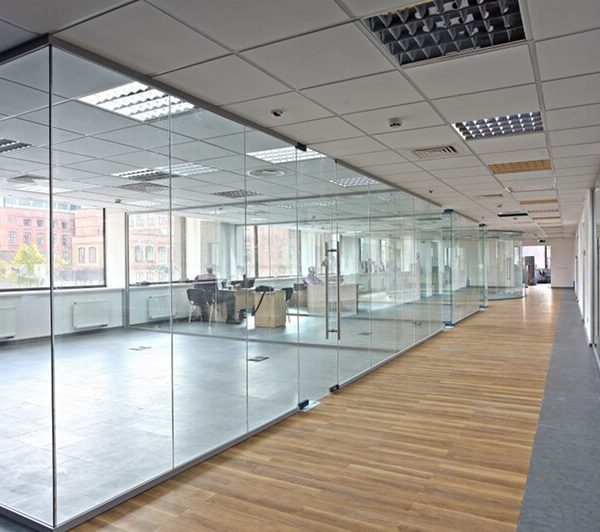 Thiết kế cửa kính cường lực trong suốt, hiện đại, mở rộng tầm nhìn tối đa