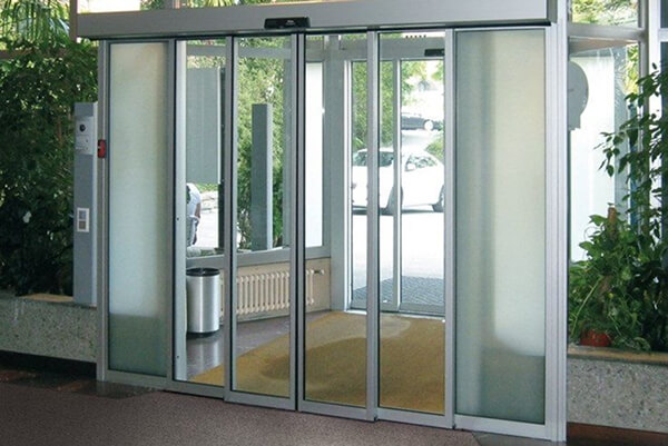 Cửa kính cường lực lắp cho khách sạn, tạo ấn tượng chuyên nghiệp Cửa kính cường lực lắp cho khách sạn, tạo ấn tượng chuyên nghiệp