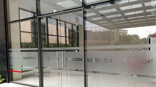 Cửa kính cường lực 2 cánh mở quay được lắp đặt nhiều cho lối vào tòa nhà, công ty