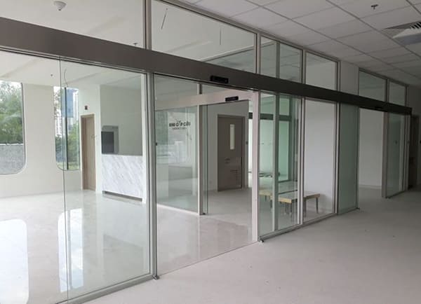 Mẫu cửa kính cảm ứng cho bệnh viện, đảm bảo vệ sinh và tiện lợi Mẫu cửa kính cảm ứng cho bệnh viện, đảm bảo vệ sinh và tiện lợi
