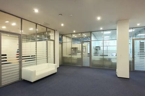 Mẫu cửa kính sọc thường thấy trong các văn phòng