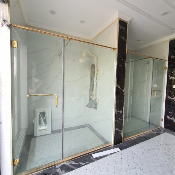 Minh Gia Door thi công cửa kính cường lực 1 cánh mạ vàng cho phòng tắm