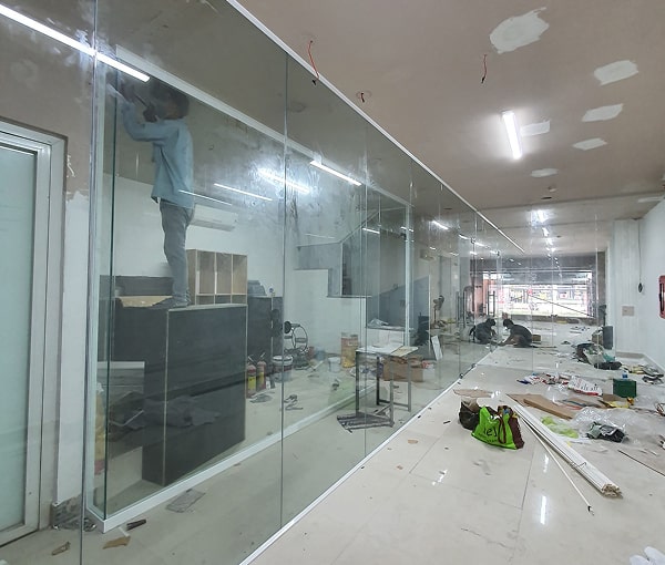 Minh Gia Door thi công cửa kính cường lực cho văn phòng ngoại ngữ tại Quận 3
