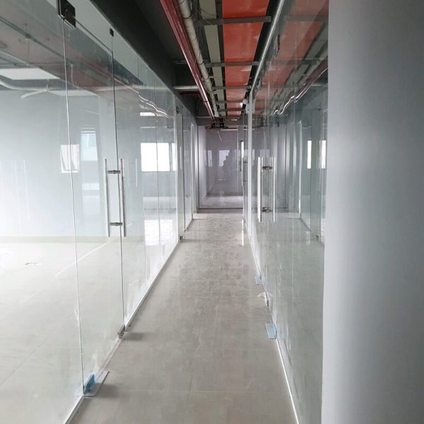 Lắp đặt hệ thống cửa kính cường lực cho Tòa nhà văn phòng ngoại ngữ Thượng Đỉnh, Quận 3