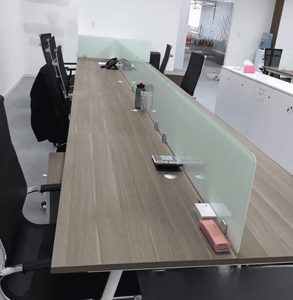 Vách ngăn kính cường lực bàn làm việc trong phòng họp Vách ngăn kính cường lực bàn làm việc trong phòng họp