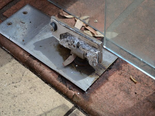 Bản lề sàn nhanh gỉ do mua từ đơn vị cung cấp hàng giá rẻ, kém chất lượng