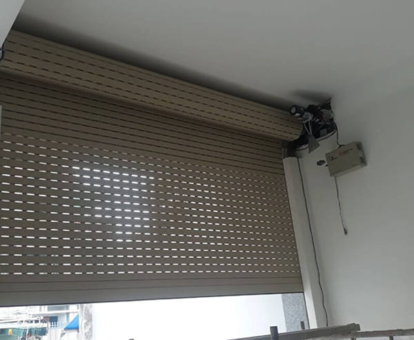 Những yếu tố quyết định đến chi phí làm cửa cuốn