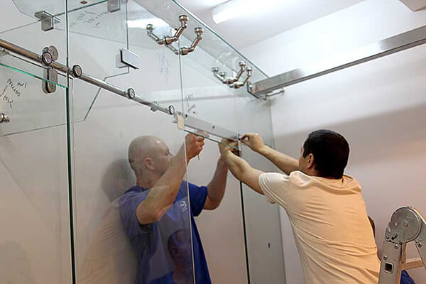 Phương pháp chỉnh cửa kính bị xệ bằng cách chỉnh kẹp góc trên