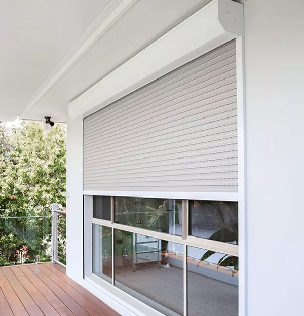 Mẫu cửa cuốn màu trắng kem nhã nhặn, phù hợp mọi kiến trúc